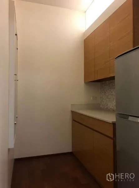 ทาวน์เฮาส์ ให้เช่าในChatuchak, Bangkok - แพนทรี/ครัวขนาดกะทัดรัด ตู้บิลท์อินไม้ เคาน์เตอร์ท็อป และตู้เย็น