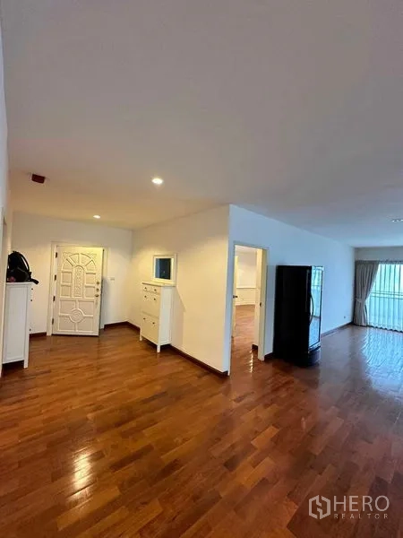 公寓 出租在Bangkok - Tower Park 公寓入口玄关，实木地板、白色柜体和嵌灯