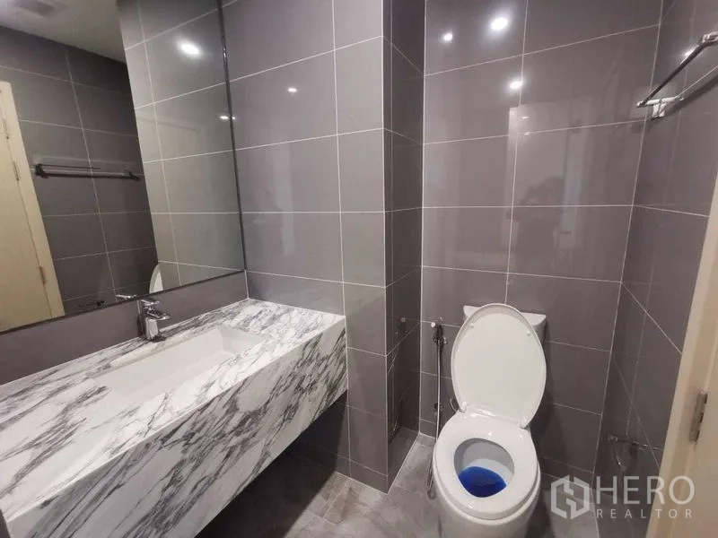คอนโด ให้เช่าในRatchathewi, Bangkok - ห้องน้ำโมเดิร์น เคาน์เตอร์ลายหินอ่อน กระเบื้องสีเทา