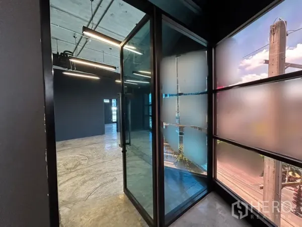 办公空间 出租在Chatuchak, Bangkok - 入口走廊设玻璃门与磨砂玻璃，临窗采光良好