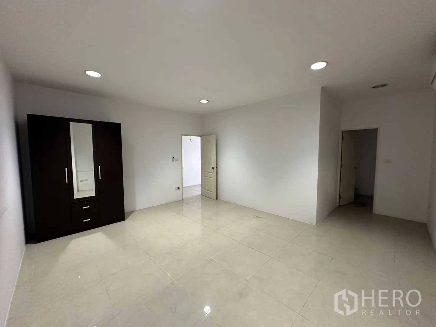 โรงงาน ให้เช่า - ห้องน้ำสมัยใหม่ กระเบื้องดำขาว อ่างล้างหน้าและฝักบัว