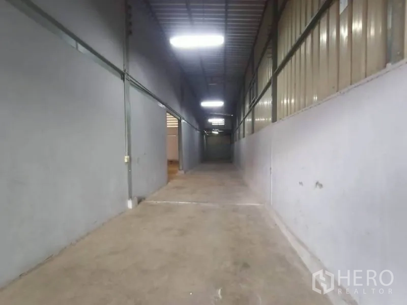 โรงงาน ให้เช่าหรือขายในMueang Samut Sakhon, Samut Sakhon - ทางเดินยาวมีหลังคา เหมาะสำหรับจัดเก็บหรือทางขนถ่าย พร้อมไฟส่องสว่าง