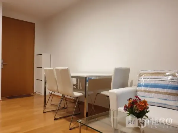 公寓 出租或出售在Bang Rak, Bangkok - 用餐角落设白色餐桌椅，旁有沙发与木地板。