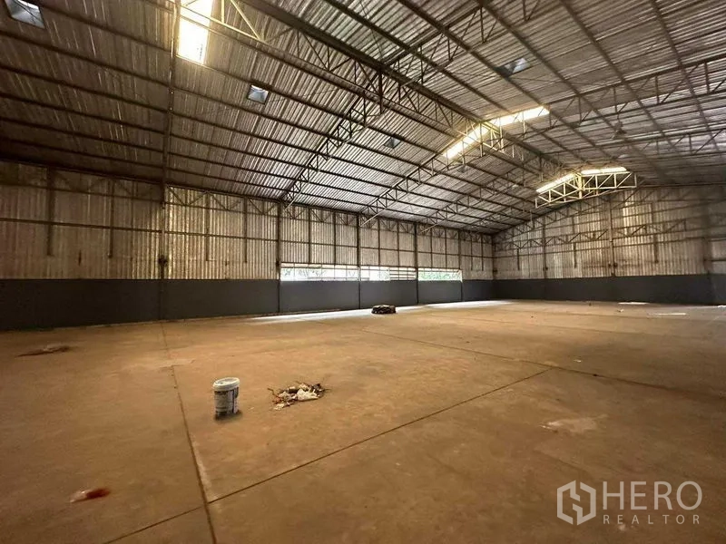 Warehouse for rent in Phra Nakhon Si Ayutthaya - View through a doorway to an interior wall with square ventilation openings.