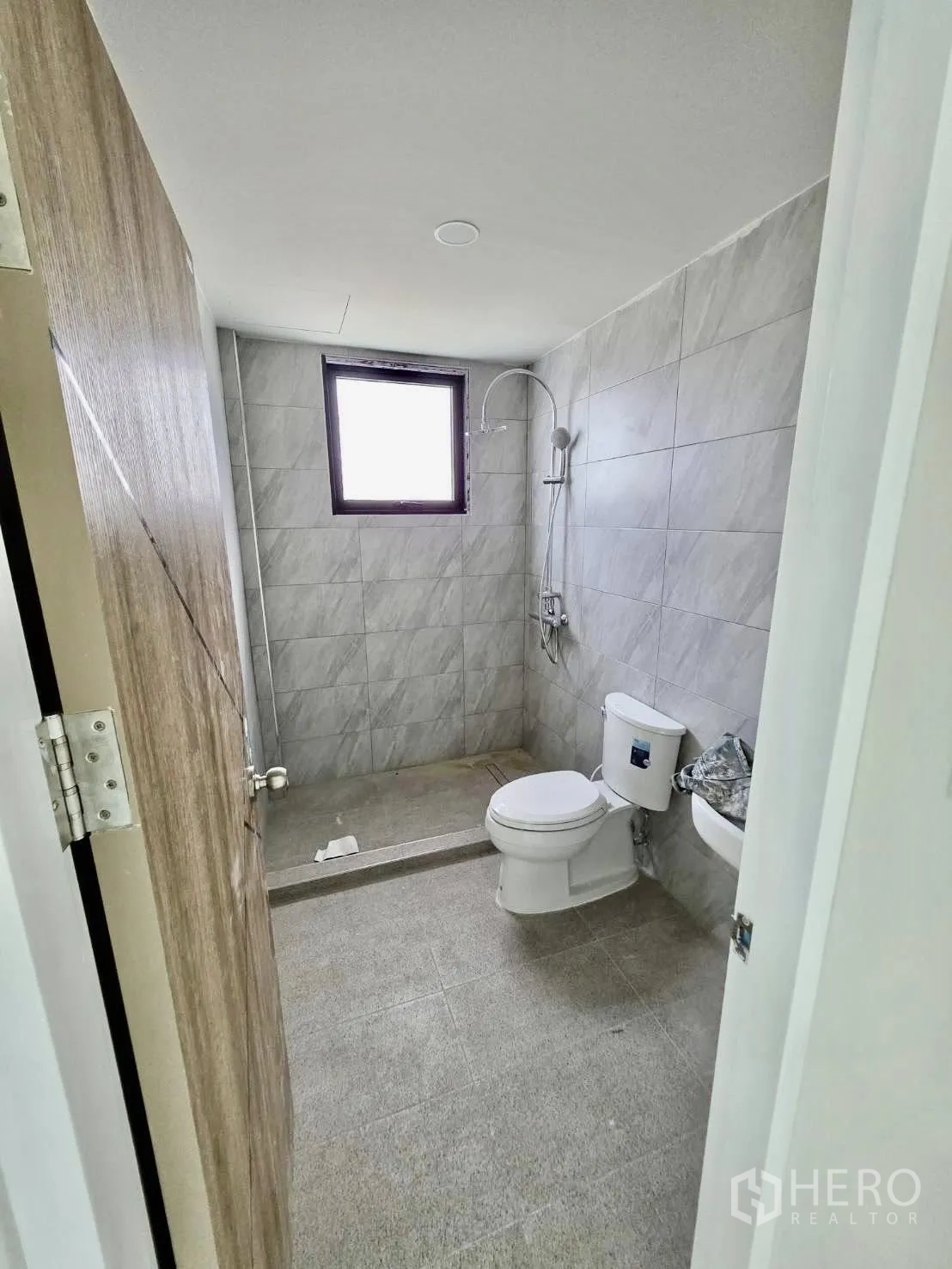 โกดัง for rent or sale in Mueang Nonthaburi, Nonthaburi - ห้องน้ำภายในอาคารสำนักงานโกดัง มีฝักบัว สุขภัณฑ์ และผนังกระเบื้อง