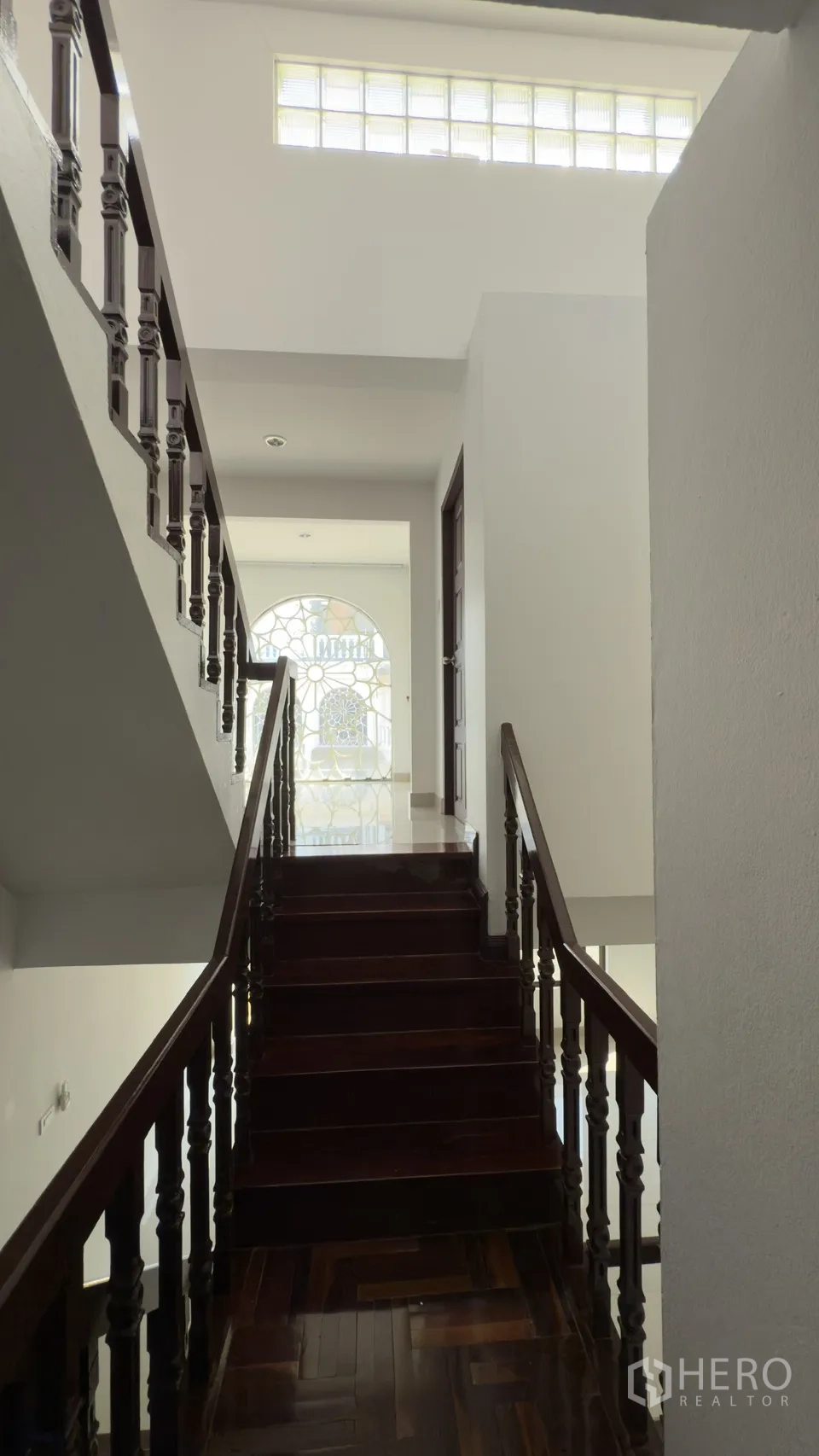 ทาวน์เฮาส์ for rent in Watthana, Bangkok - โถงบันไดบันไดไม้มีช่องแสงบล็อกแก้วและหน้าต่างโค้งลายฉลุ