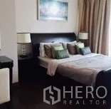 公寓 出租在Watthana, Bangkok - 主卧，软包床、床头灯与落地窗帘