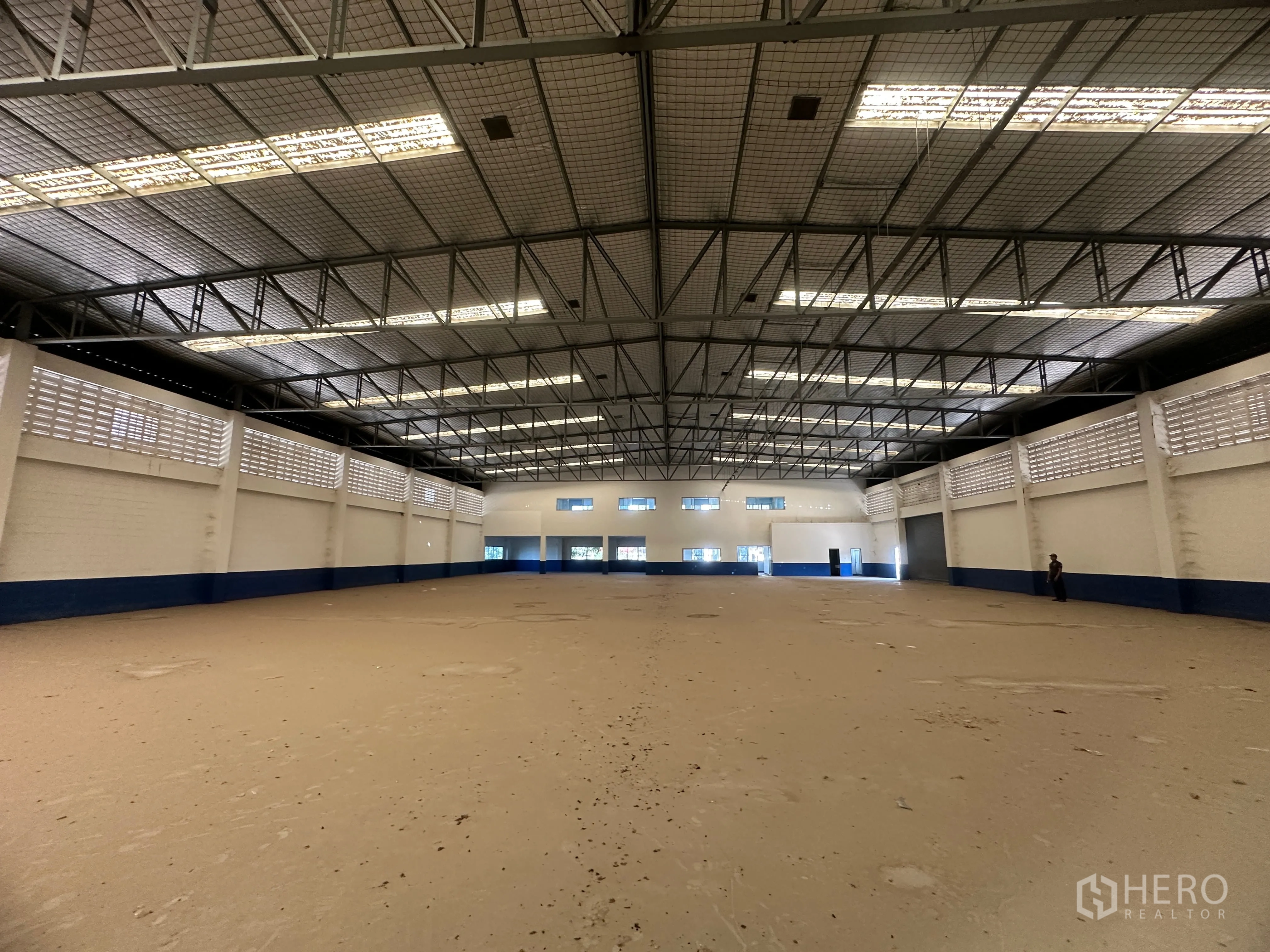 โรงงาน for rent in Bang Pa-in, Phra Nakhon Si Ayutthaya - ฮอลล์การผลิตกว้าง ผนังบล็อกระบายอากาศ และหลังคาสูงมีไฟส่องสว่าง