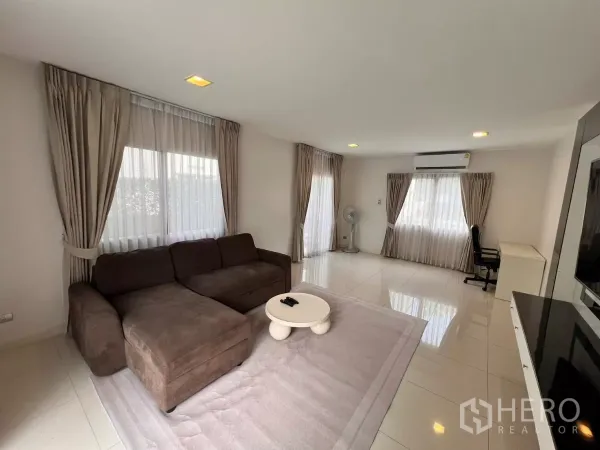 บ้าน ให้เช่าในLat Krabang, Bangkok - ห้องนั่งเล่นกว้าง มีหน้าต่างรอบด้าน เครื่องปรับอากาศ และโต๊ะทำงาน