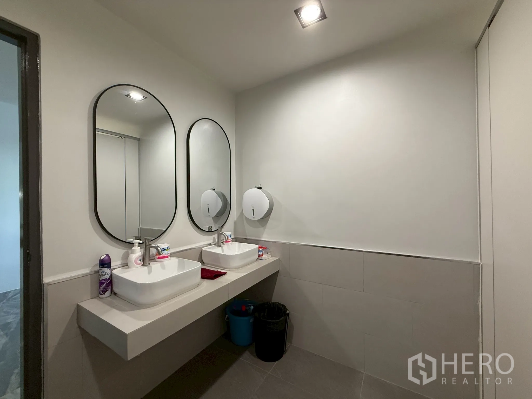 โฮมออฟฟิศ for rent in Watthana, Bangkok - ห้องน้ำพร้อมอ่างล้างมือคู่ กระจก และกระเบื้องสีเทา