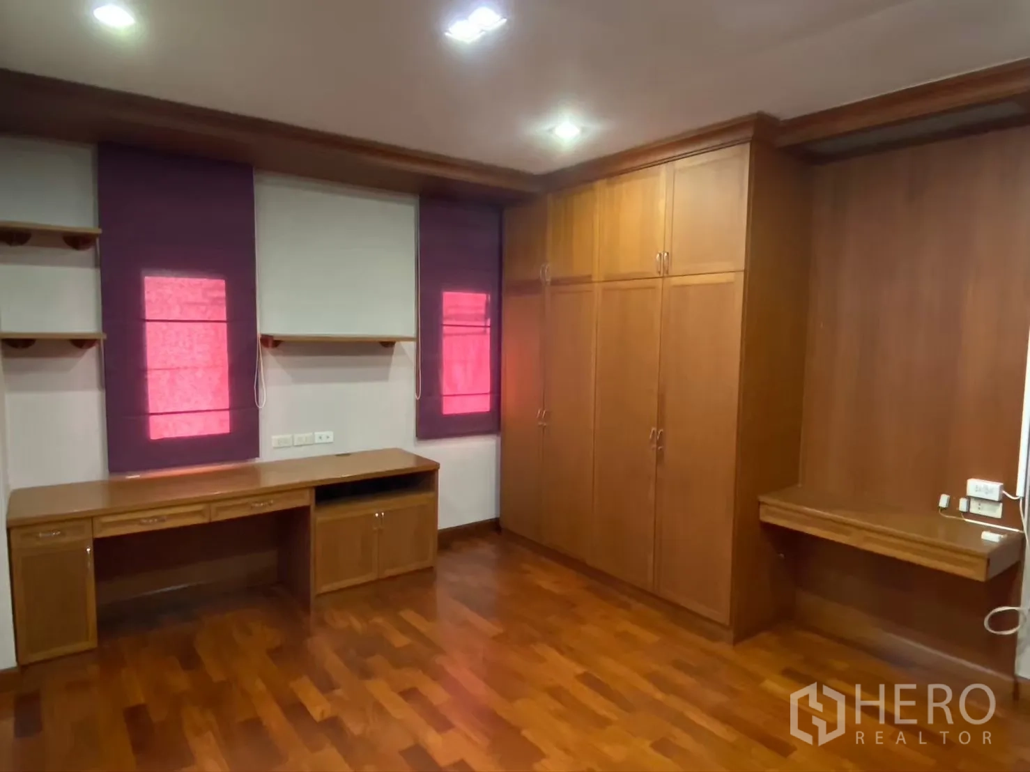 บ้าน ให้เช่าในWatthana, Bangkok - ห้องนอนมีโต๊ะทำงานและตู้เสื้อผ้าบิวท์อิน พื้นไม้