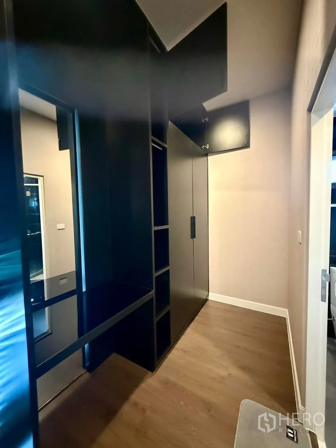 Detached House for rent in Bang Kapi, Bangkok - Walk-in closet with black wardrobes and shelving.