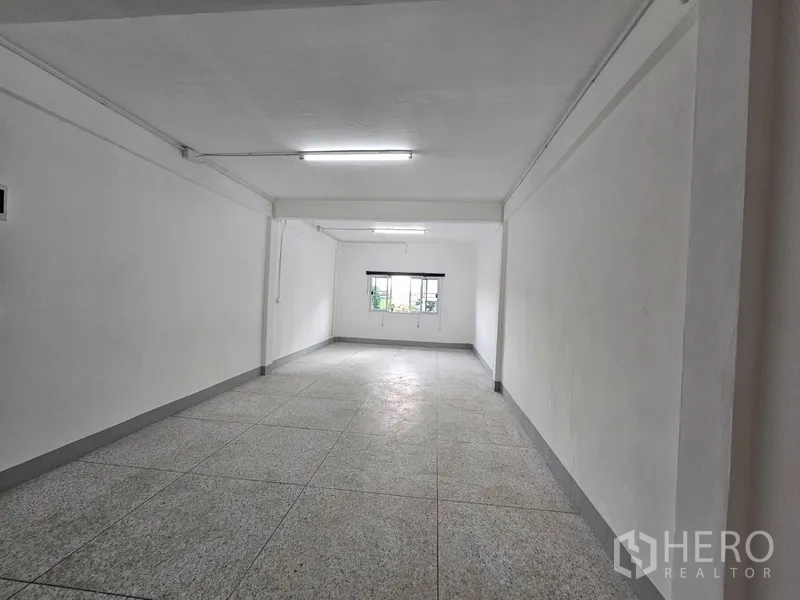 店屋 出租 - 上层深进式开放空间，尽头设窗。