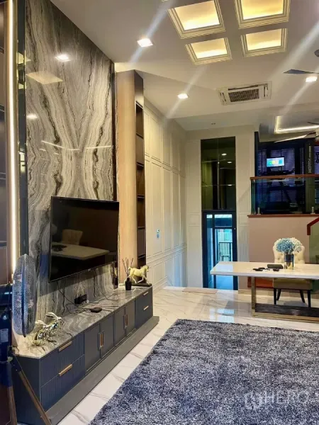 ทาวน์เฮาส์ ให้เช่าในChatuchak, Bangkok - ห้องนั่งเล่นหรูผนังหินอ่อน ทีวีบิวท์อิน เพดานหลุมและพื้นเงางาม