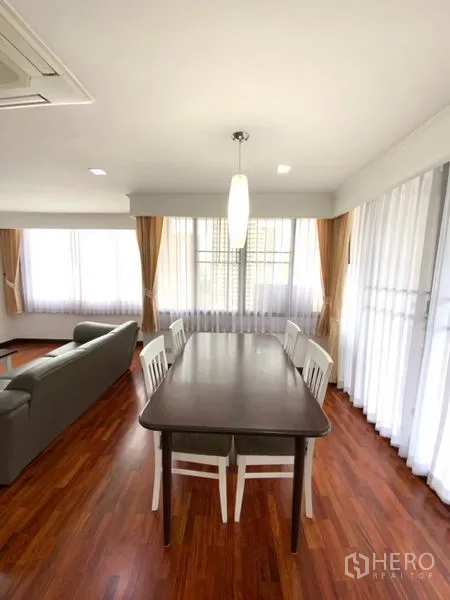 คอนโด ให้เช่าในWatthana, Bangkok - โต๊ะทานอาหาร 4 ที่นั่ง ข้างหน้าต่างสูงจรดเพดานพร้อมผ้าโปร่งและโคมแขวน