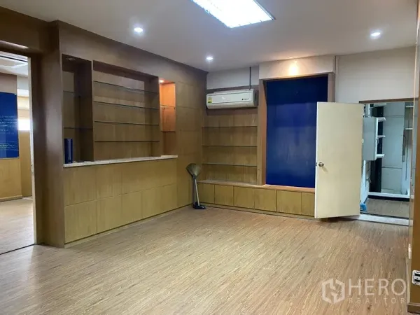 办公空间 出租在Din Daeng, Bangkok - 接待/会议区，展示层架、木质墙面与空调设备。