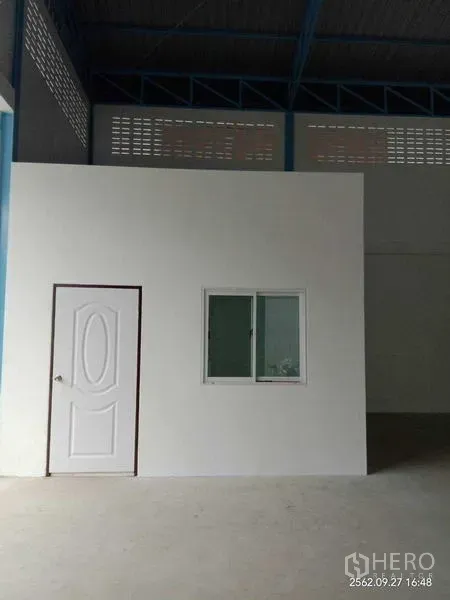 货栈 出租在Pathum Thani - 仓库内置办公室，配门与推拉窗