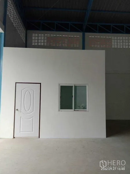 货栈 出租在Pathum Thani - 仓库内置办公室，配门与推拉窗