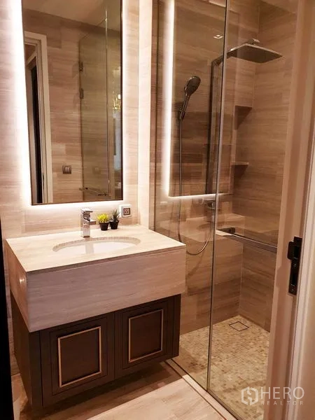 คอนโด ให้เช่าหรือขายในWatthana, Bangkok - เคาน์เตอร์อ่างล้างหน้าเคาน์เตอร์หิน กระจกไฟซ่อน ข้างห้องอาบน้ำกระจก