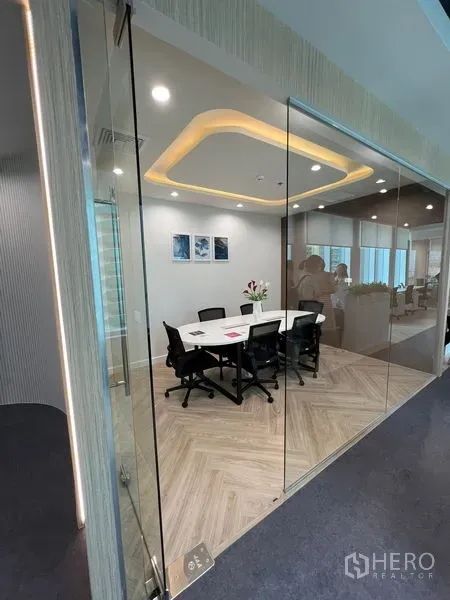 สำนักงาน ให้เช่า - ห้องประชุมกระจก เก้าอี้หกตัว เพดานซ่อนไฟ พื้นลายก้างปลา
