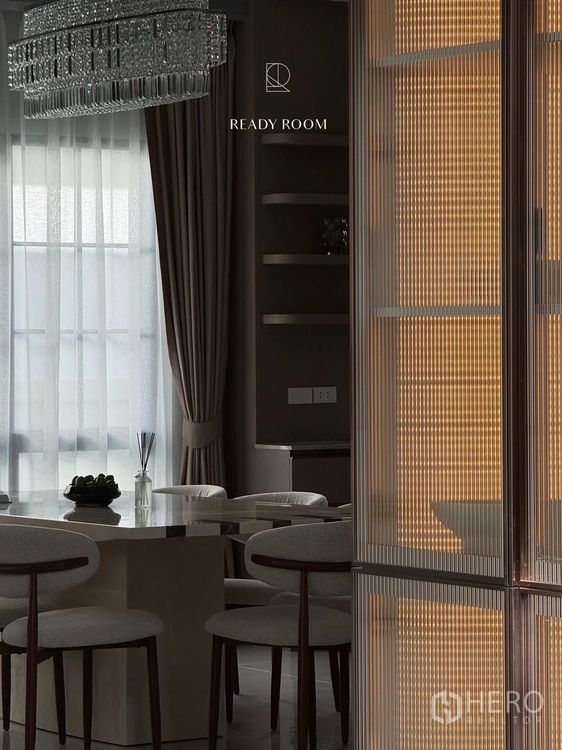 บ้าน ให้เช่าหรือขายในBang Phli, Samut Prakan - มุมทานอาหารใต้โคมระย้าคริสตัล ถัดไปเป็นตู้กระจกลายริ้วมีแสงไฟในตัว