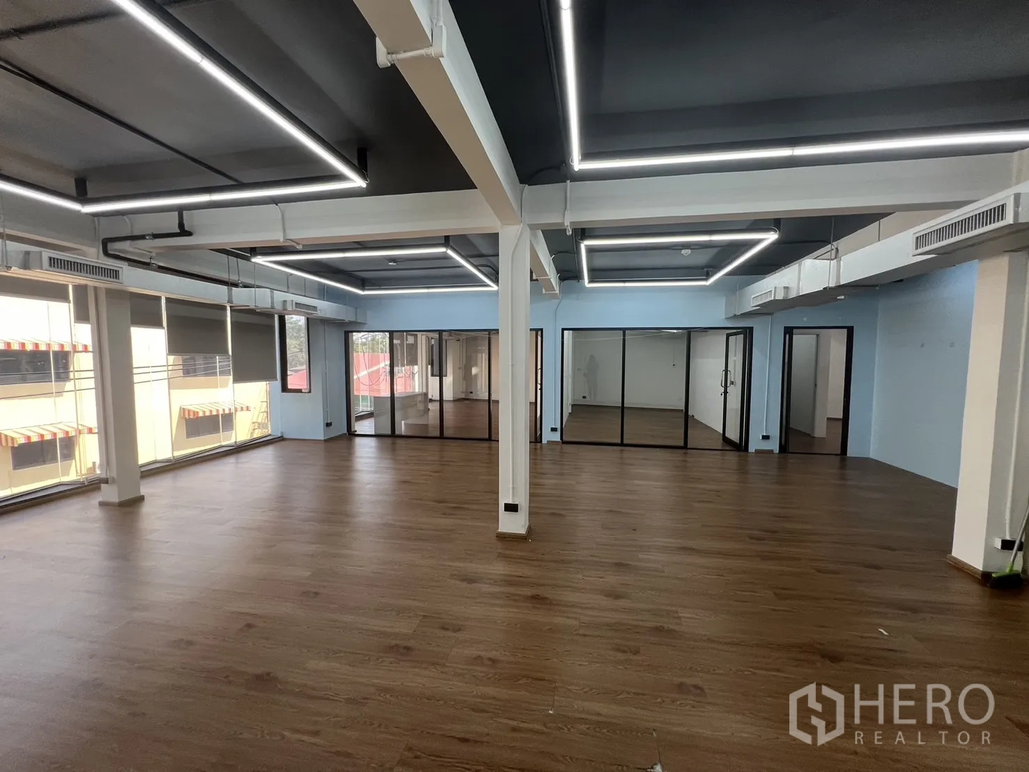 Office Space for rent in Khlong Toei, Bangkok - Bright workspace featuring large windows with roller blinds, modern ceiling lights and multiple glass meeting rooms.