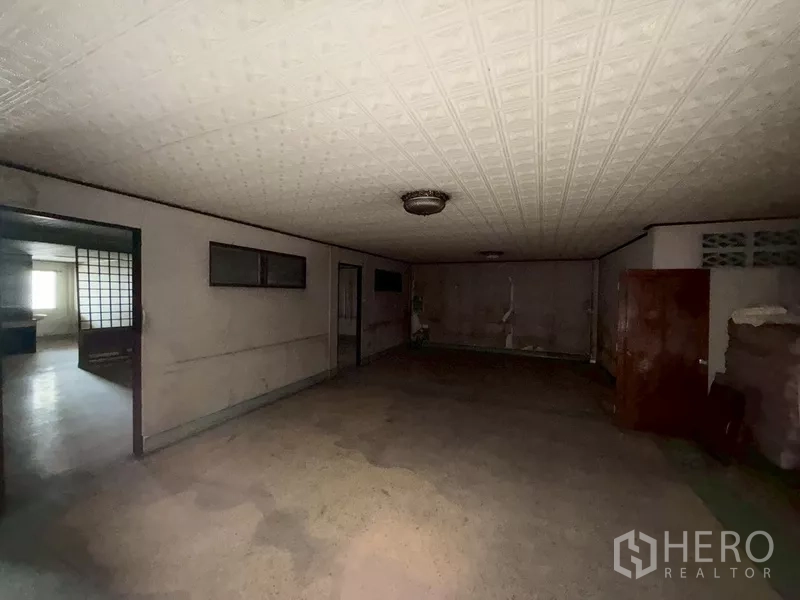 อาคารพาณิชย์ ให้เช่า - ห้องสลัวเพดานลวดลาย พร้อมตู้บิลท์อินแบบเดิม