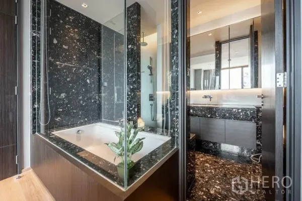 公寓 出租在Khlong Toei, Bangkok - 黑色大理石浴室，玻璃淋浴间与浸泡浴缸