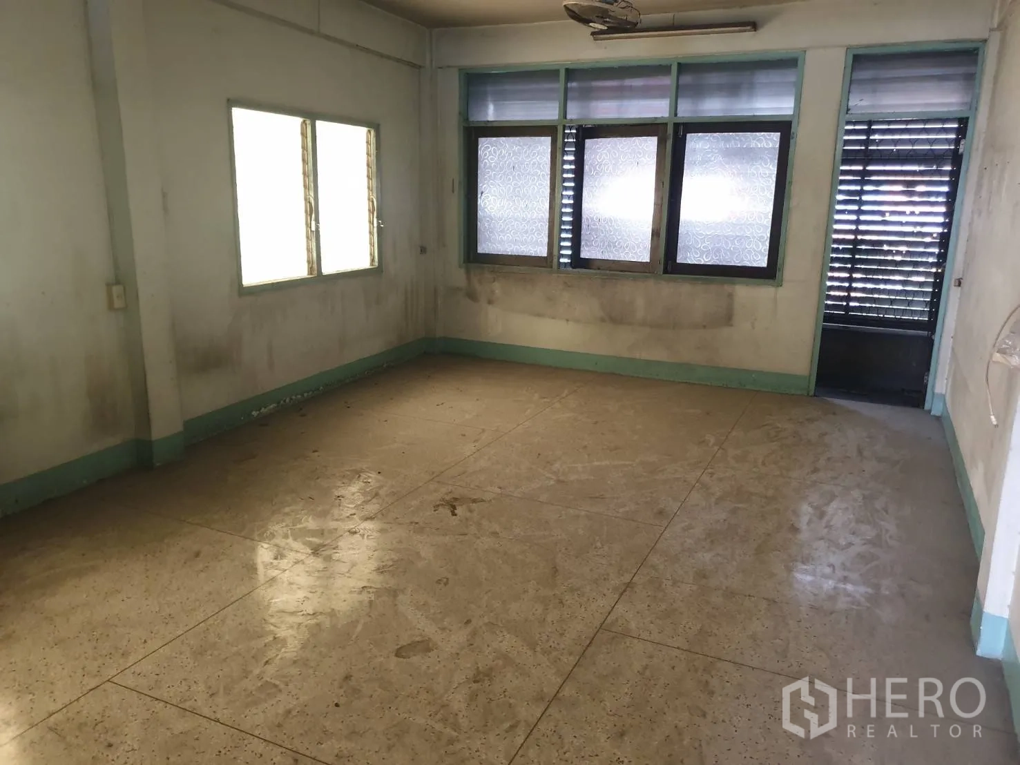 อาคารพาณิชย์ ให้เช่าในPhra Khanong, Bangkok - ห้องชั้นบนมีหน้าต่างหลายบานและพื้นกระเบื้อง จัดผังได้ยืดหยุ่น