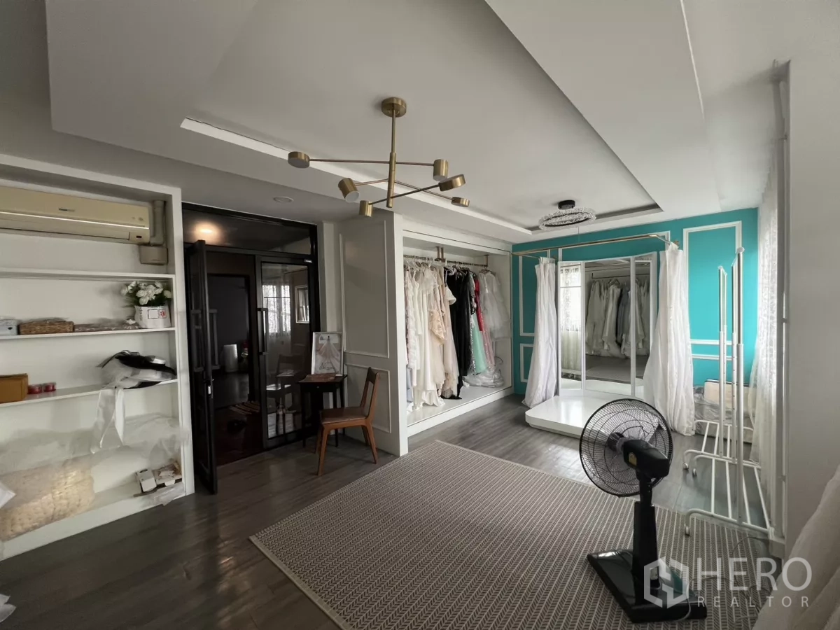 零售空间 出租在Watthana, Bangkok - 明亮展示间，蓝绿色特色墙、镜面与试衣台。