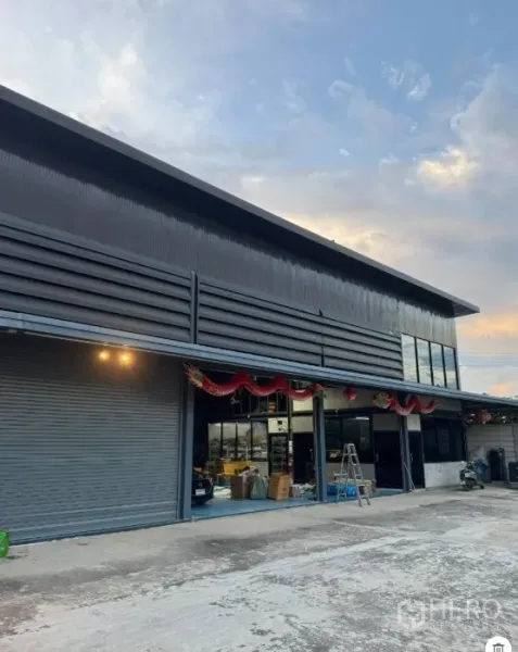 คลังสินค้า ขายในThanyaburi, Pathum Thani - ด้านหน้าโกดังมีออฟฟิศกระจกและช่องขนถ่ายใต้ชายคา