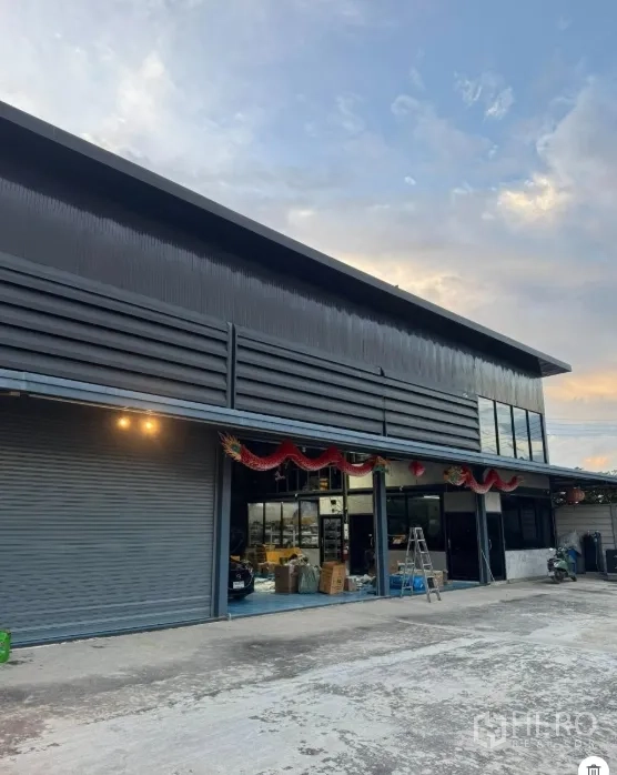 คลังสินค้า ขายในThanyaburi, Pathum Thani - ด้านหน้าโกดังมีออฟฟิศกระจกและช่องขนถ่ายใต้ชายคา