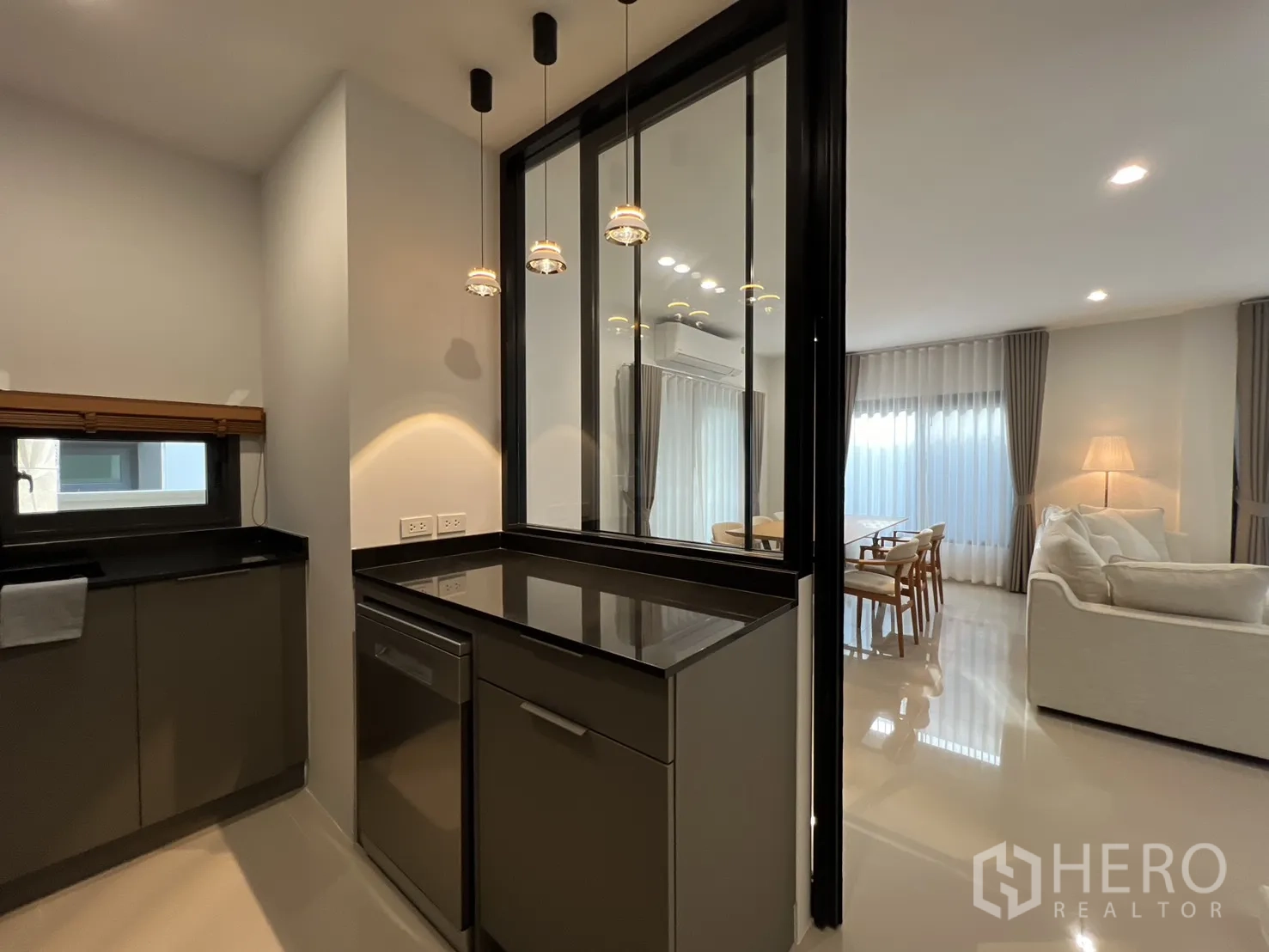 Detached House for rent in Prawet, Bangkok - Kitchen pass-through window looking to living room.