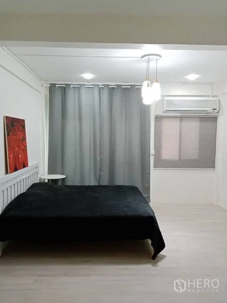 ทาวน์เฮาส์ ให้เช่าหรือขายในKhlong Toei, Bangkok - ห้องนอนสไตล์มินิมอล เตียงคู่ ผ้าม่านสีเทา และเครื่องปรับอากาศ