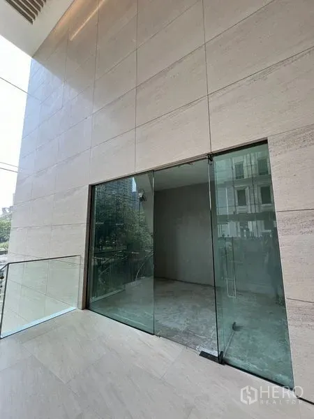 零售空间 出租在Pathum Wan, Bangkok - 帕吞旺现代建筑内的落地玻璃店面入口，曼谷。