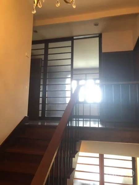 Detached House for rent in Watthana, Bangkok - Upper landing with sliding partition doors and abundant natural light.