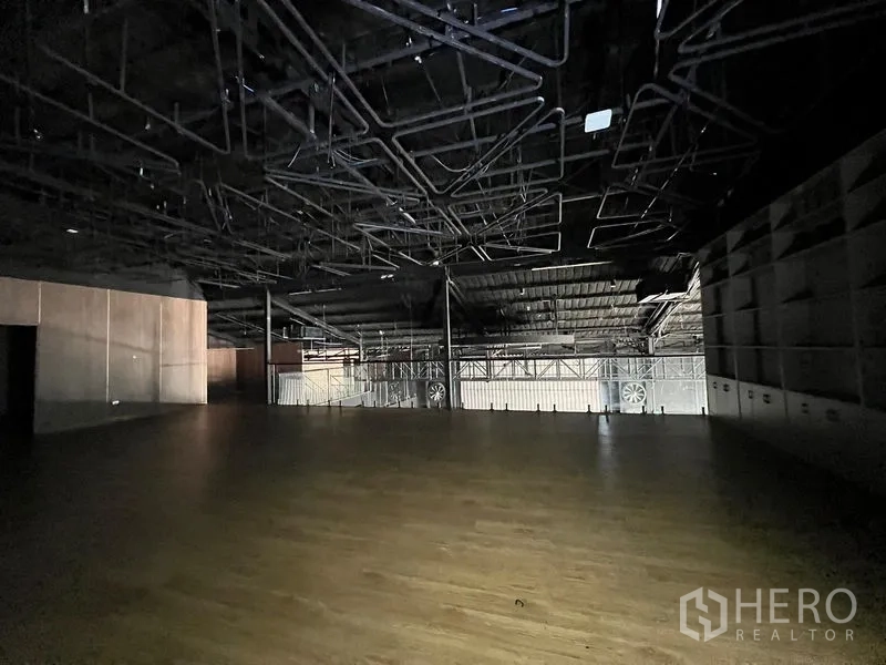 零售空间 出租在Din Daeng, Bangkok - 楼上开放空间，木地板与金属栏杆，可俯瞰主厅。