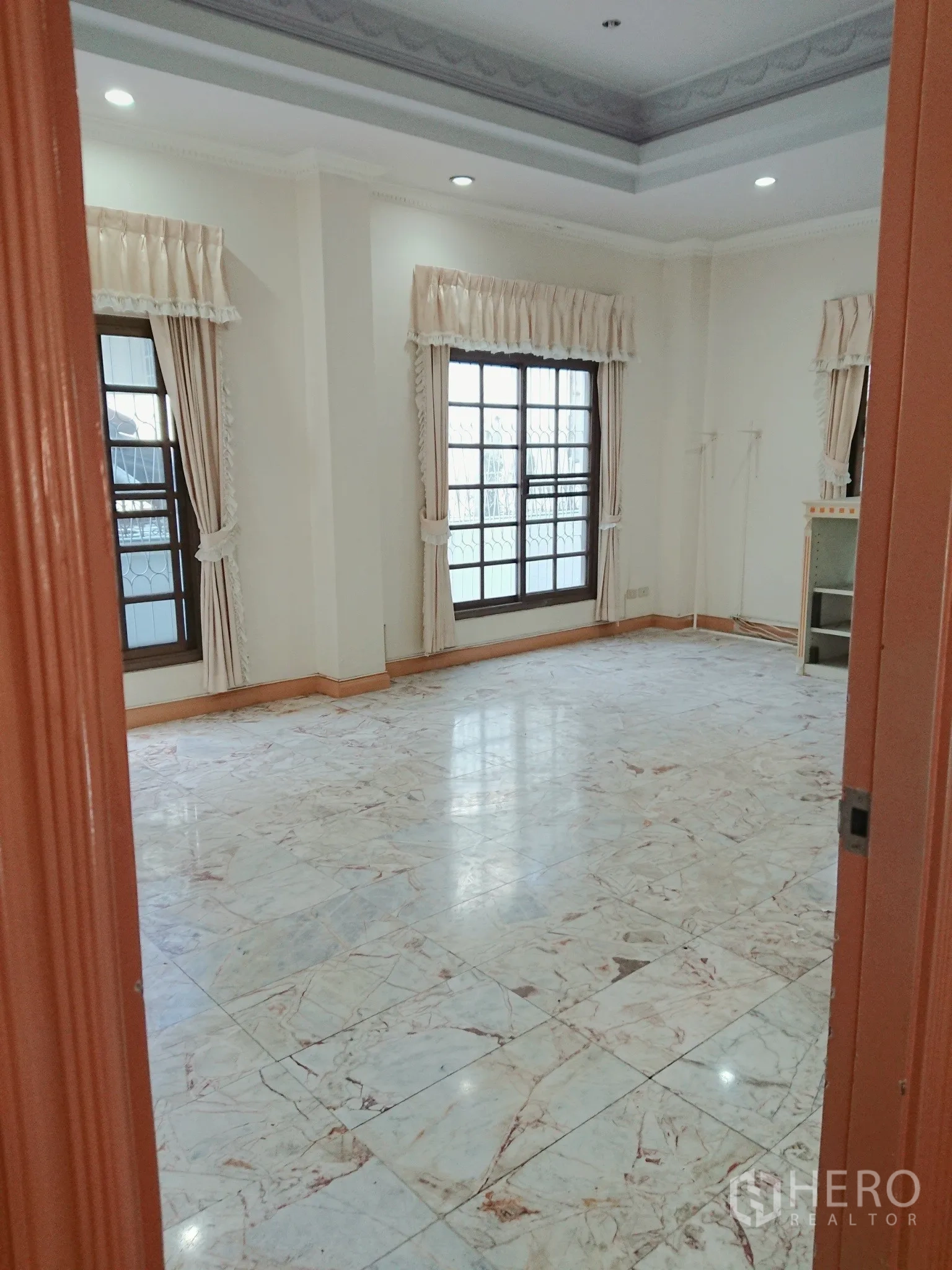 บ้าน ขายในChatuchak, Bangkok - ห้องนอนกว้าง พื้นหินอ่อน ฝ้าหลุม และหน้าต่างติดผ้าม่าน