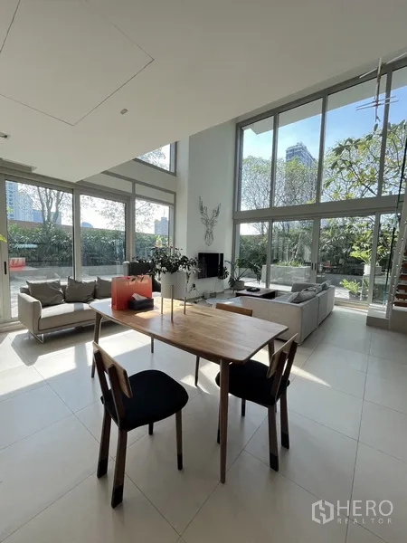 คอนโด ขายในKhlong San, Bangkok - พื้นที่รับประทานอาหารข้างหน้าต่างสูง มองเห็นเทอเรซสวนส่วนตัว