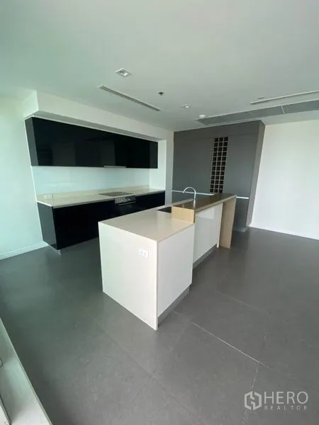 คอนโด ให้เช่าหรือขายในKhlong San, Bangkok - ครัวโมเดิร์นเคาน์เตอร์ไอส์แลนด์ อ่างล้างจาน และตู้บิลท์อินสีดำ