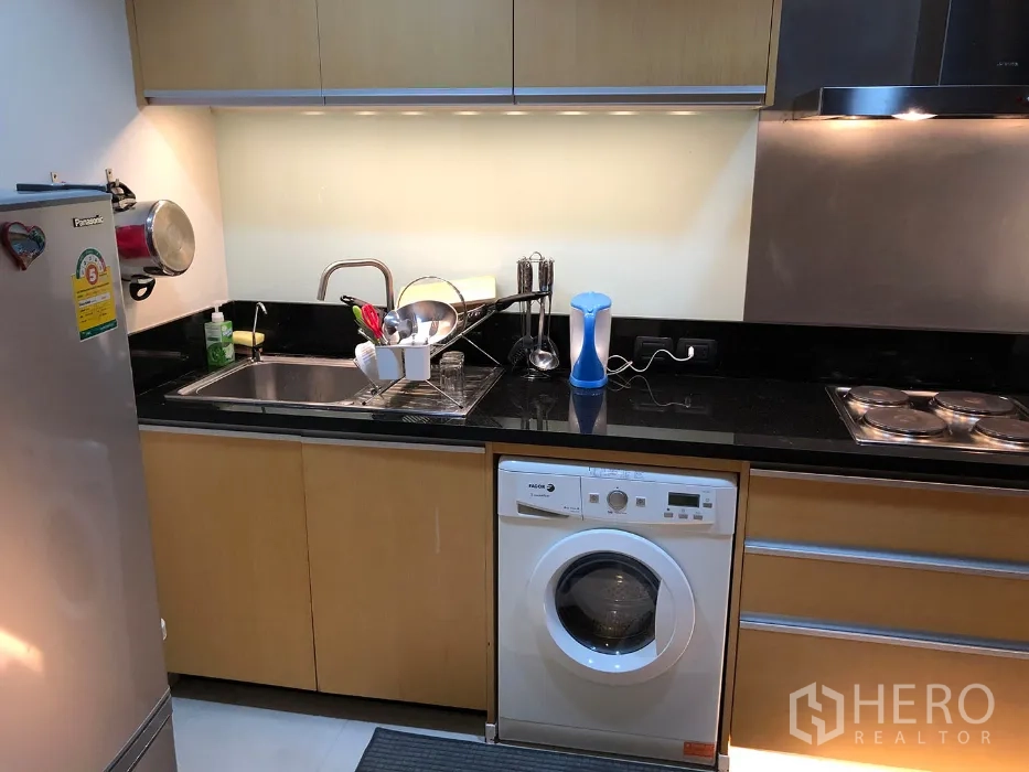 คอนโด ให้เช่าในWatthana, Bangkok - ครัวบิวท์อินท็อปหินแกรนิต มีอ่างล้างจาน เตาไฟฟ้า เครื่องดูดควัน และเครื่องซักผ้าในห้อง