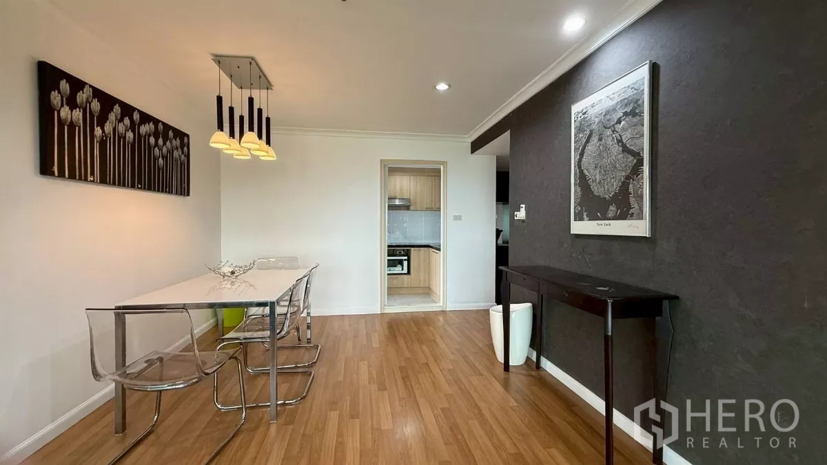 คอนโด ขายในYan Nawa, Bangkok - มุมรับประทานอาหาร โต๊ะสีขาว เก้าอี้ใส โคมไฟแขวน และทางเข้าครัว