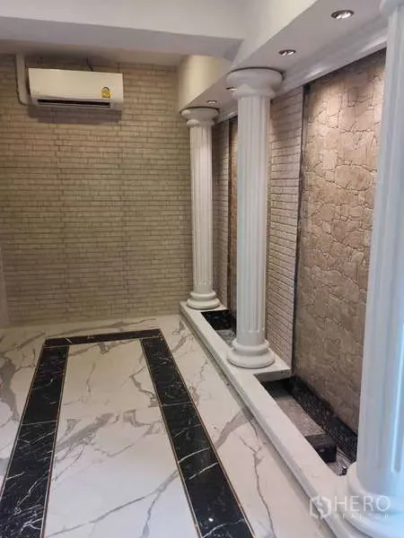 零售空间 出租 - 室内白色立柱、仿石墙与大理石地面