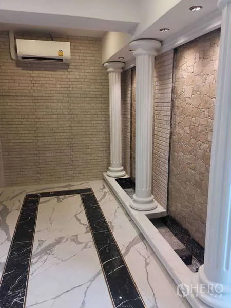 零售空间 出租 - 室内白色立柱、仿石墙与大理石地面