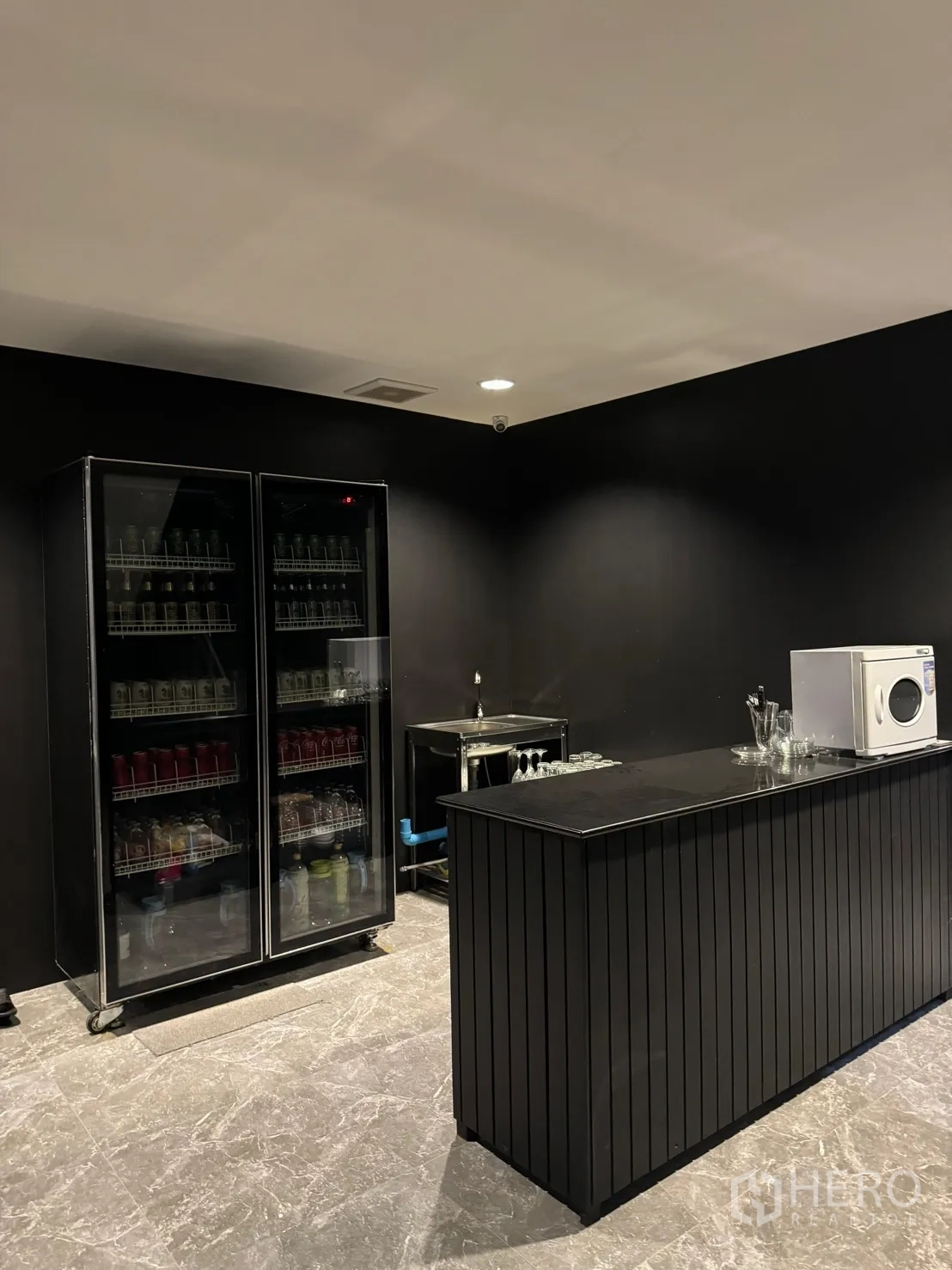 อาคารพาณิชย์ ให้เช่าในBangkok - แพนทรี/บาร์เตรียมเครื่องดื่ม ตู้แช่กระจกคู่ อ่างล้าง และเคาน์เตอร์สีดำ