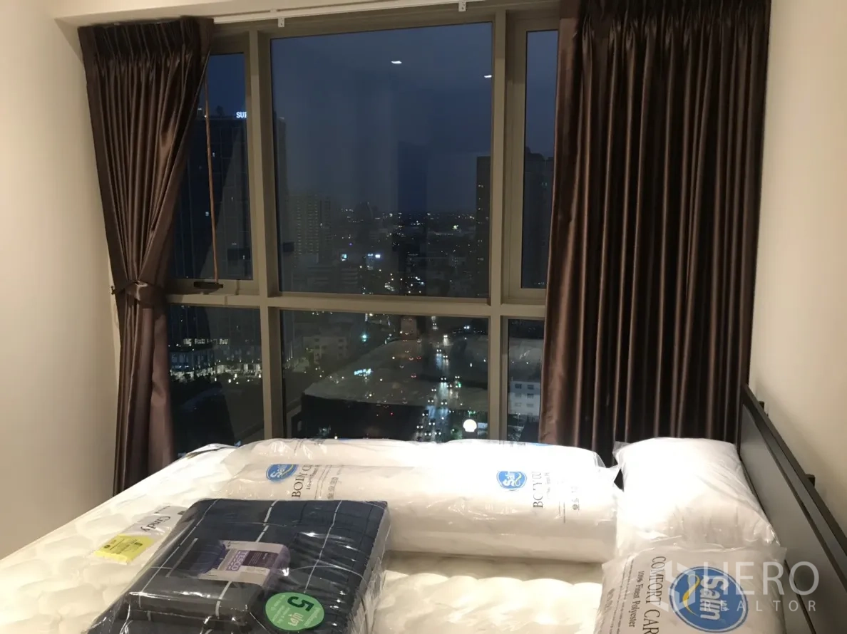 公寓 出租在Phra Khanong, Bangkok - 卧室设大窗与遮光窗帘，尽览城市天际线夜景。