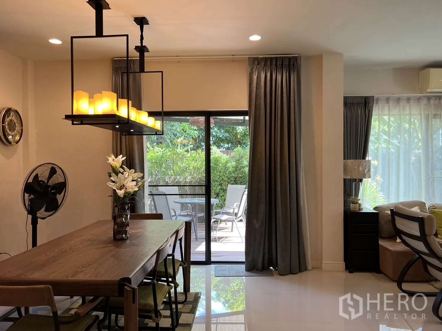 บ้าน ให้เช่าในBang Kapi, Bangkok - มุมทานอาหาร โต๊ะไม้และโคมไฟสไตล์เทียน ใกล้ประตูกระจกบานเลื่อน