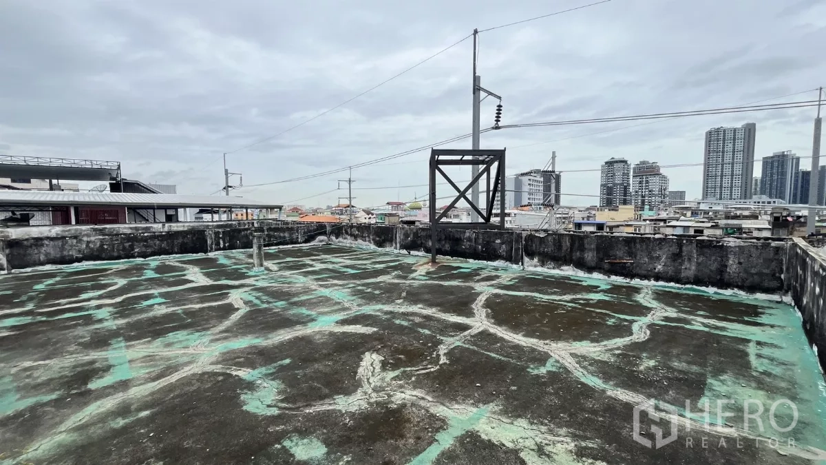 店屋 出租在Watthana, Bangkok - 宽阔屋顶露台，俯瞰瓦他那城区景观。