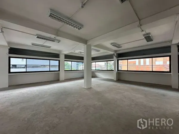 สำนักงาน ให้เช่าในWatthana, Bangkok - สำนักงานโล่งสว่าง พร้อมหน้าต่างรอบด้าน เสาโครงสร้าง และไฟฟลูออเรสเซนต์