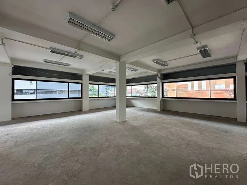 สำนักงาน ให้เช่าในWatthana, Bangkok - สำนักงานโล่งสว่าง พร้อมหน้าต่างรอบด้าน เสาโครงสร้าง และไฟฟลูออเรสเซนต์